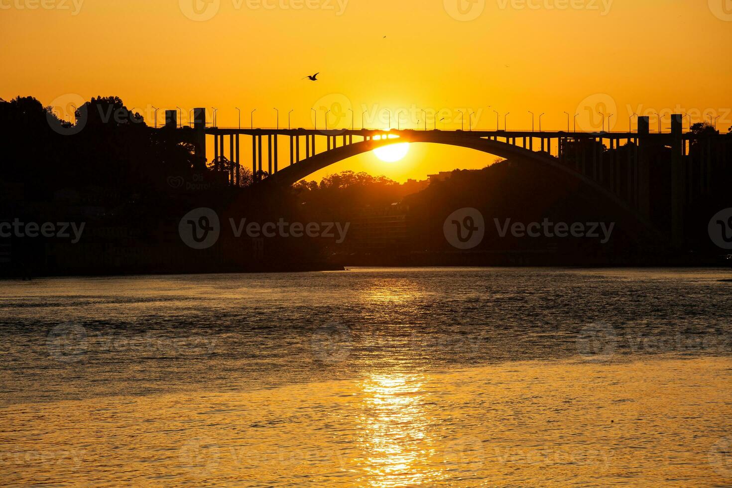 mooi oranje zonsondergang over- de duoro rivier- in porto stad foto