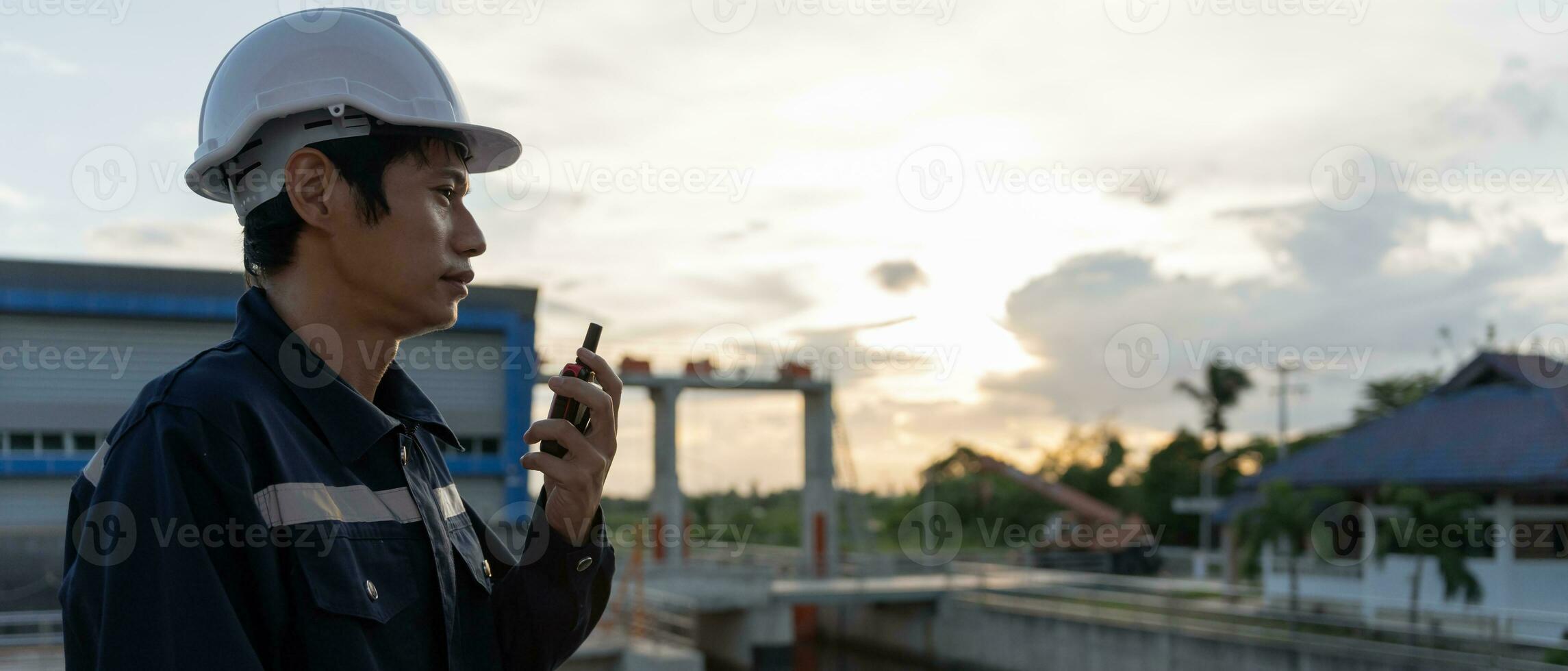 onderhoud en inspecteur. onderhoud ingenieurs zijn gebruik makend van walky spraakzaam naar informeren de resultaten van inspectie van gebouwen en structuren. irrigatie ingenieurs zijn verkennen sluis systemen foto