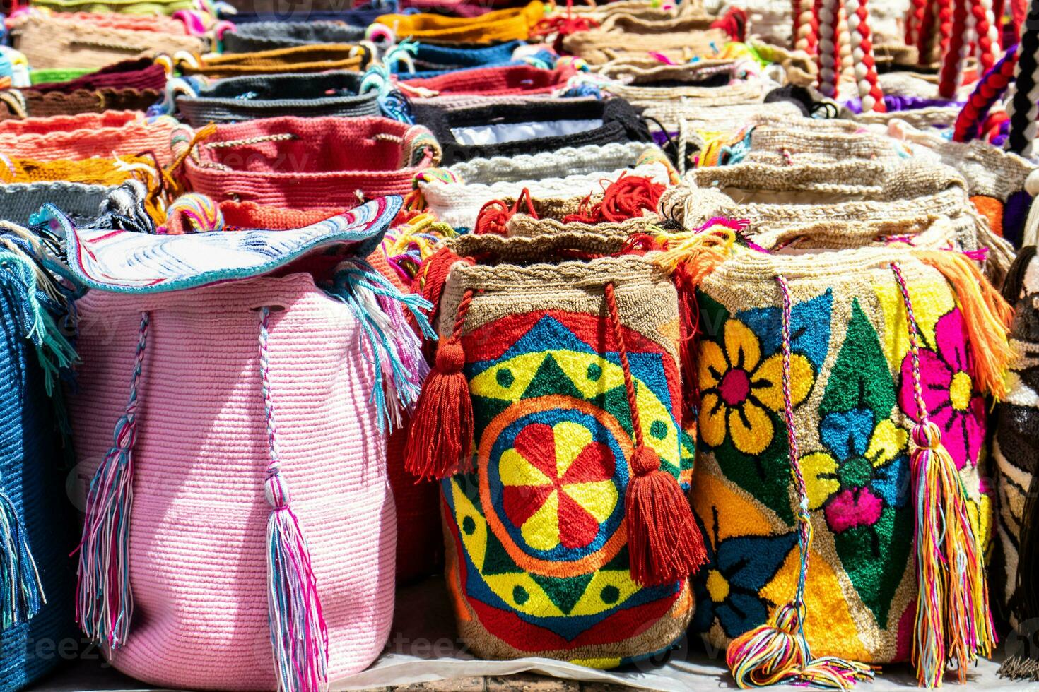 straat verkoop in Bogota van traditioneel Tassen hand- gebreid door Dames van de manieruu gemeenschap in Colombia gebeld mochilas foto