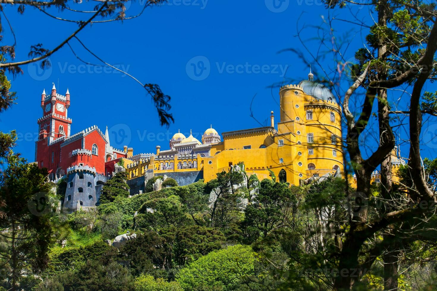 de Pena paleis gezien van de tuinen van Pena park Bij de gemeente van sintra foto