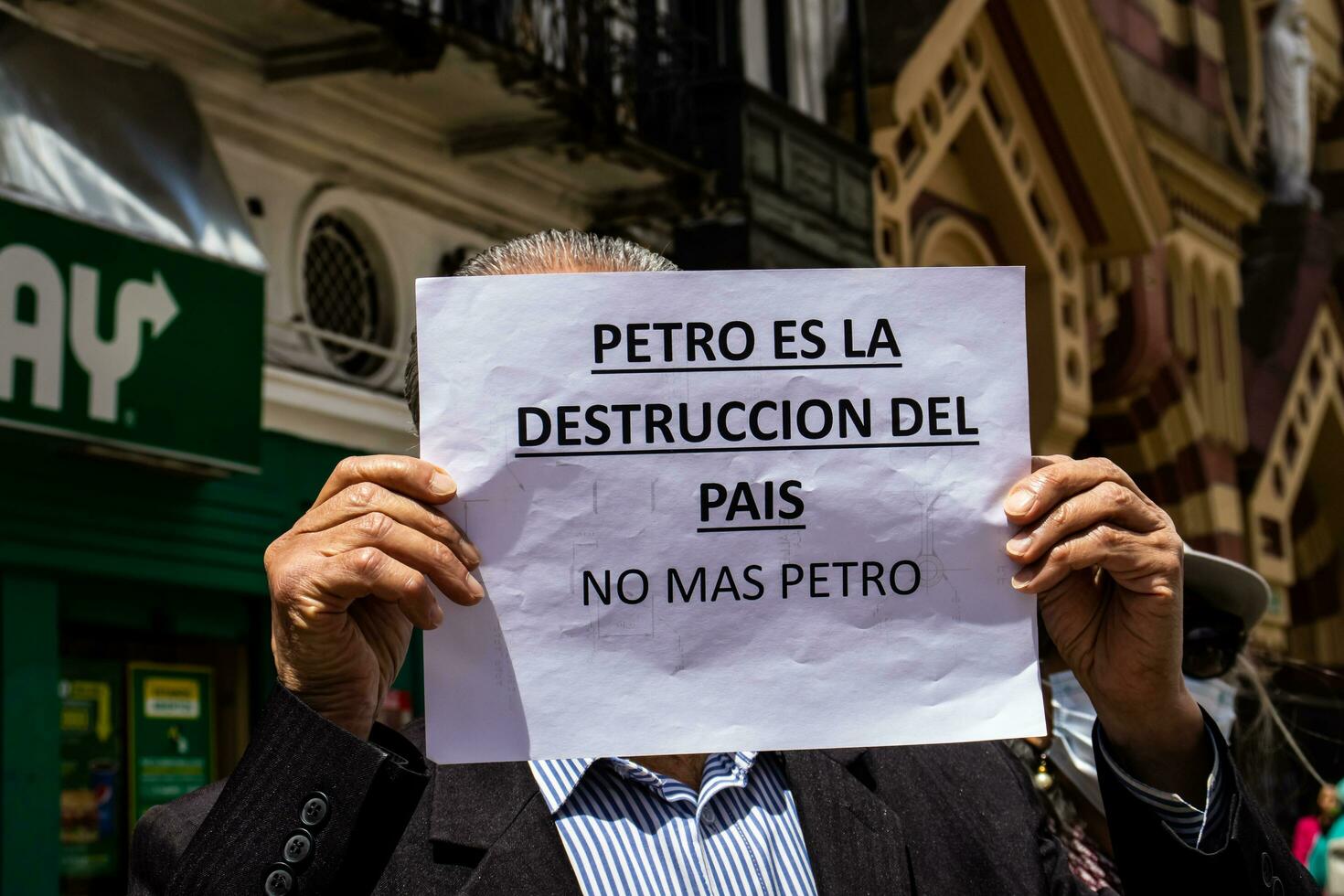 bogotá, Colombia, juni 2023, vredig protest marsen tegen de regering van gustav petroleum gebeld la marcha de la burgemeester foto