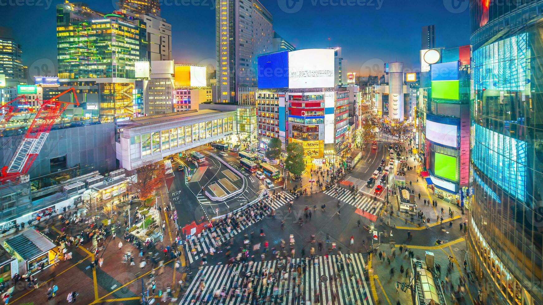 top visie van Shibuya kruispunt Bij schemering in tokyo foto