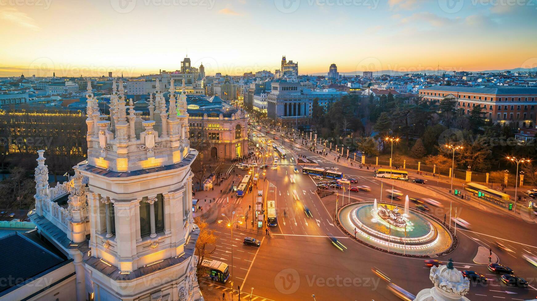 spanje metropolis Bij zonsondergang, tonen de Madrid horizon foto