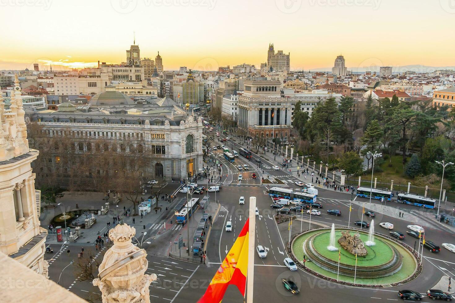 spanje metropolis Bij zonsondergang, tonen de Madrid horizon foto