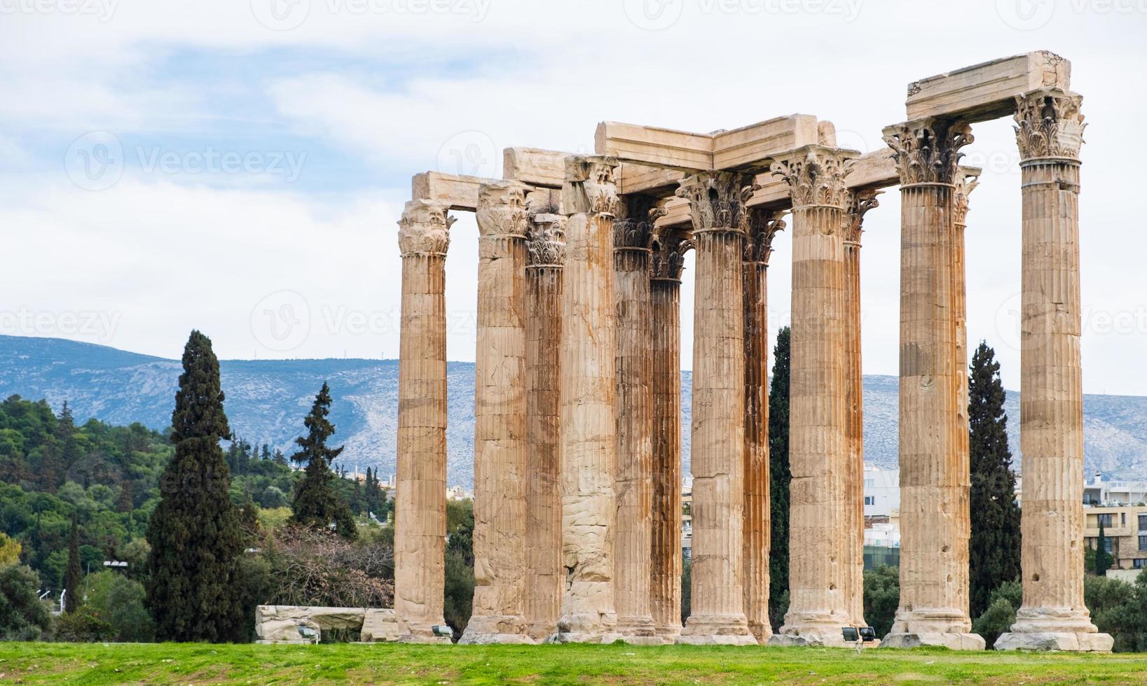 ruïnes van de oude tempel van olympische zeus in athene foto