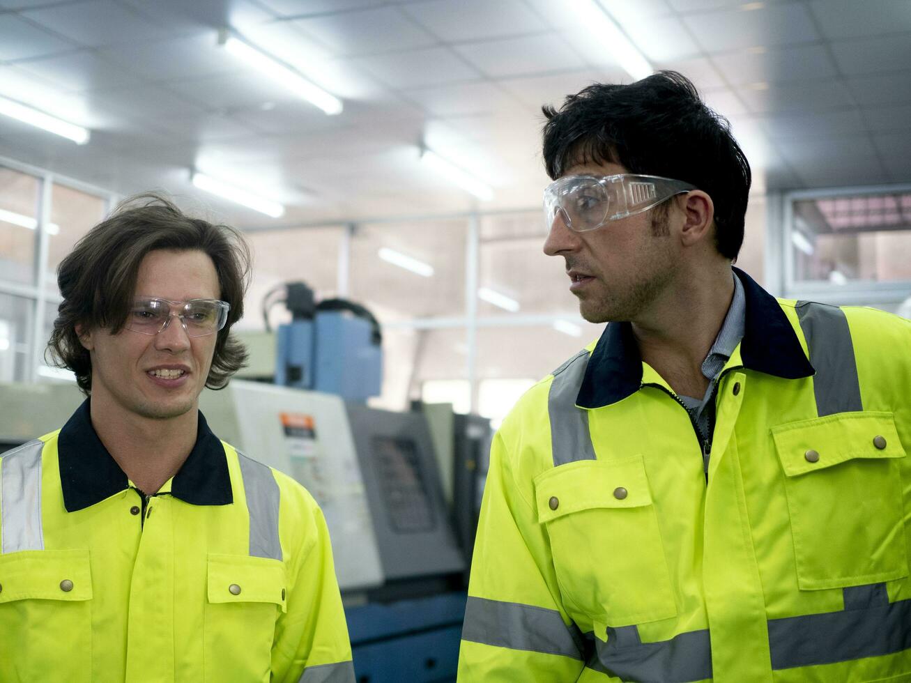 arbeid personeel bouwkunde mannetje Mens persoon pratend spreken verslag doen van raadplegen fabriek machine fabricage industrie technologie aannemer samenspel groep technicus controleren omhoog metaal staal magazijn productie foto