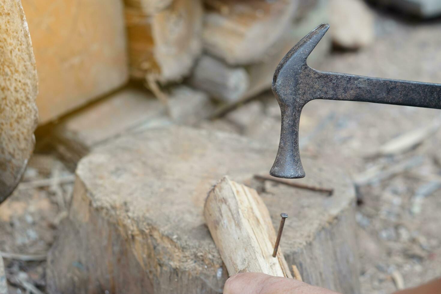 detailopname timmerman gebruik oud hamer naar raken metaal nagel Aan hout. concept, timmerwerk en bouw hulpmiddelen. reparatie of bevestigen, diy houtwerk. lokaal levensstijl. foto