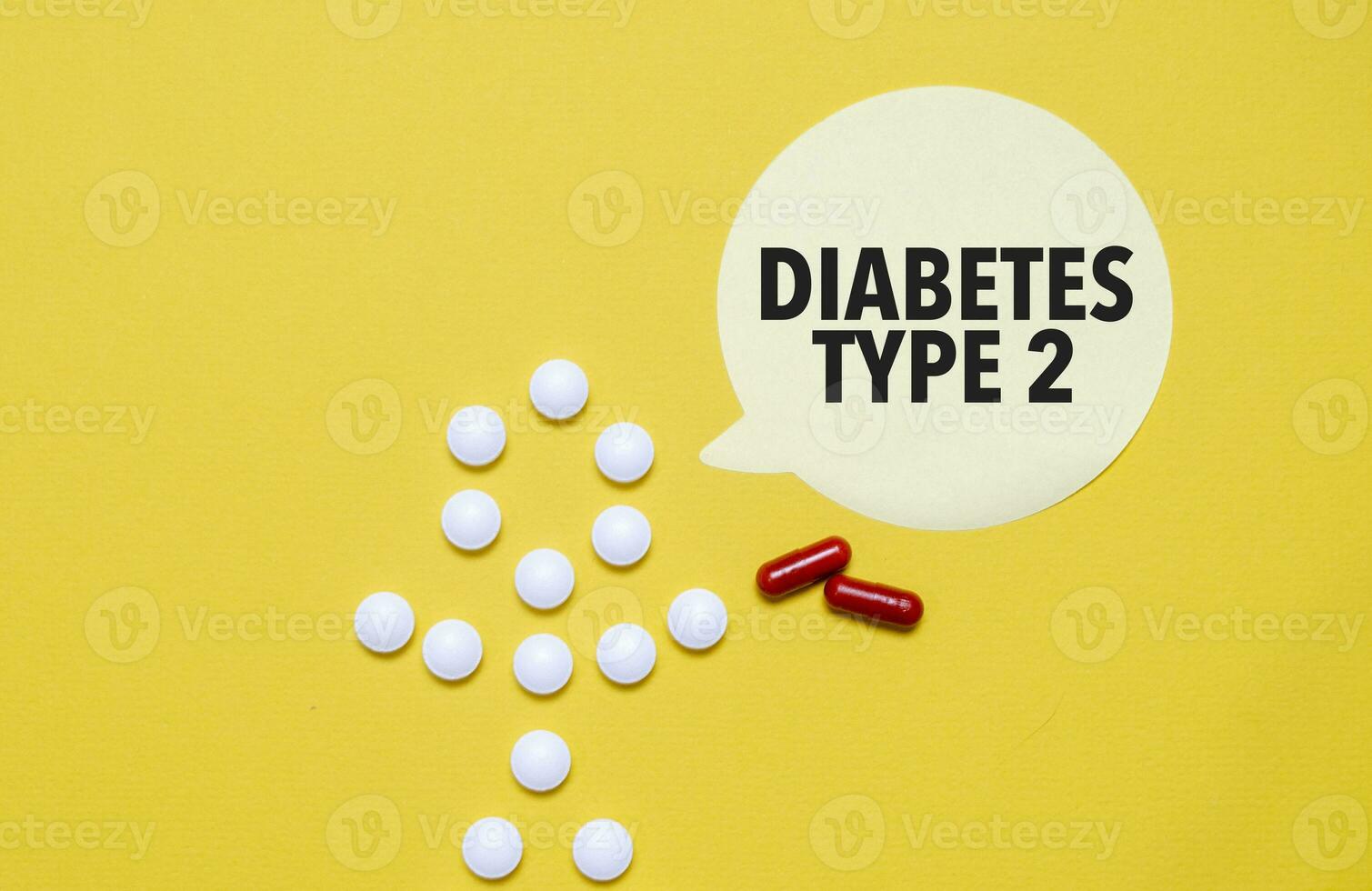 menselijk figuur gemaakt van pillen en papier sticker met de opschrift - type 2 diabetes foto
