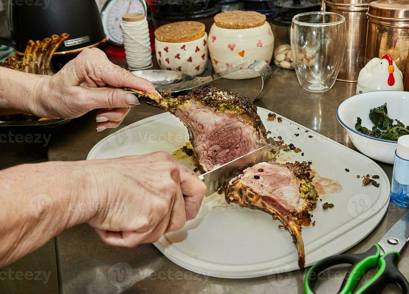 chef bezuinigingen lam ribben met knoflook en mosterd saus, na bakken in de oven foto