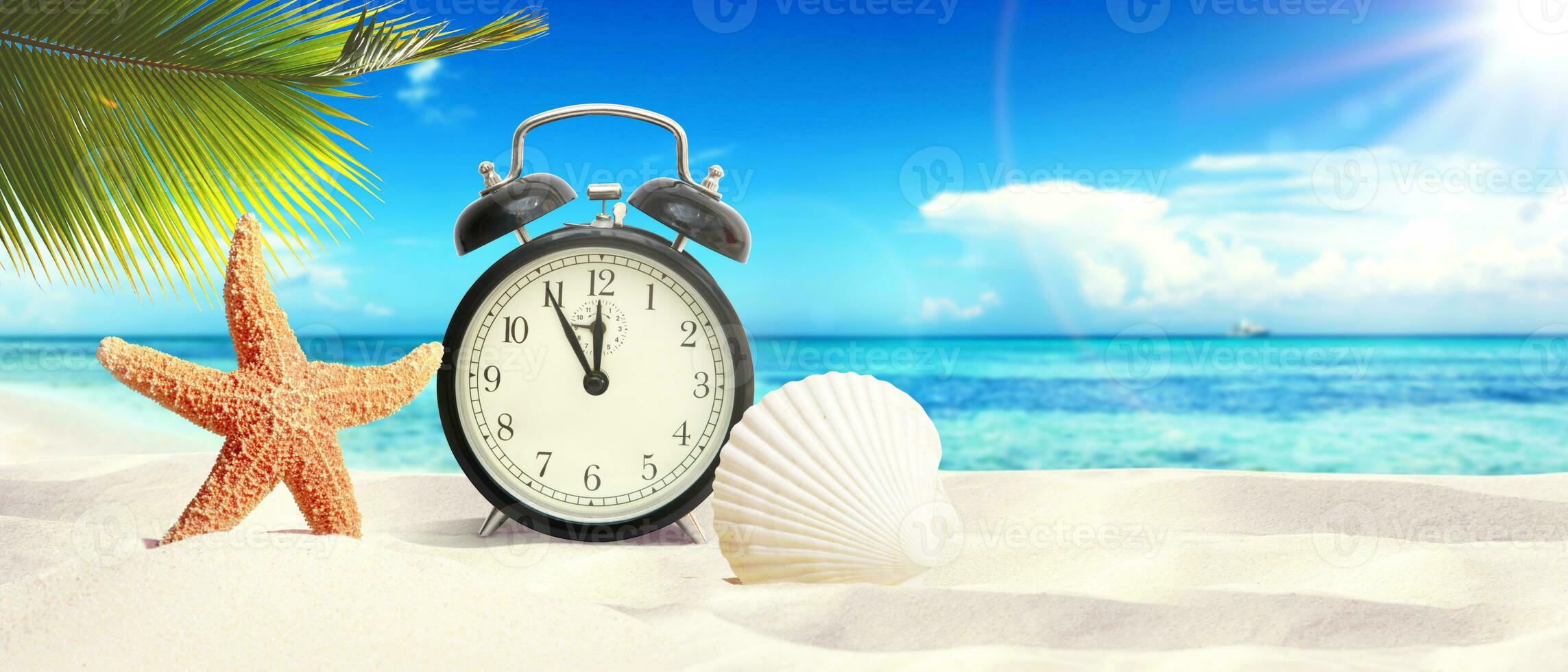 alarm klok Aan tropisch strand - zomer vakantie. foto