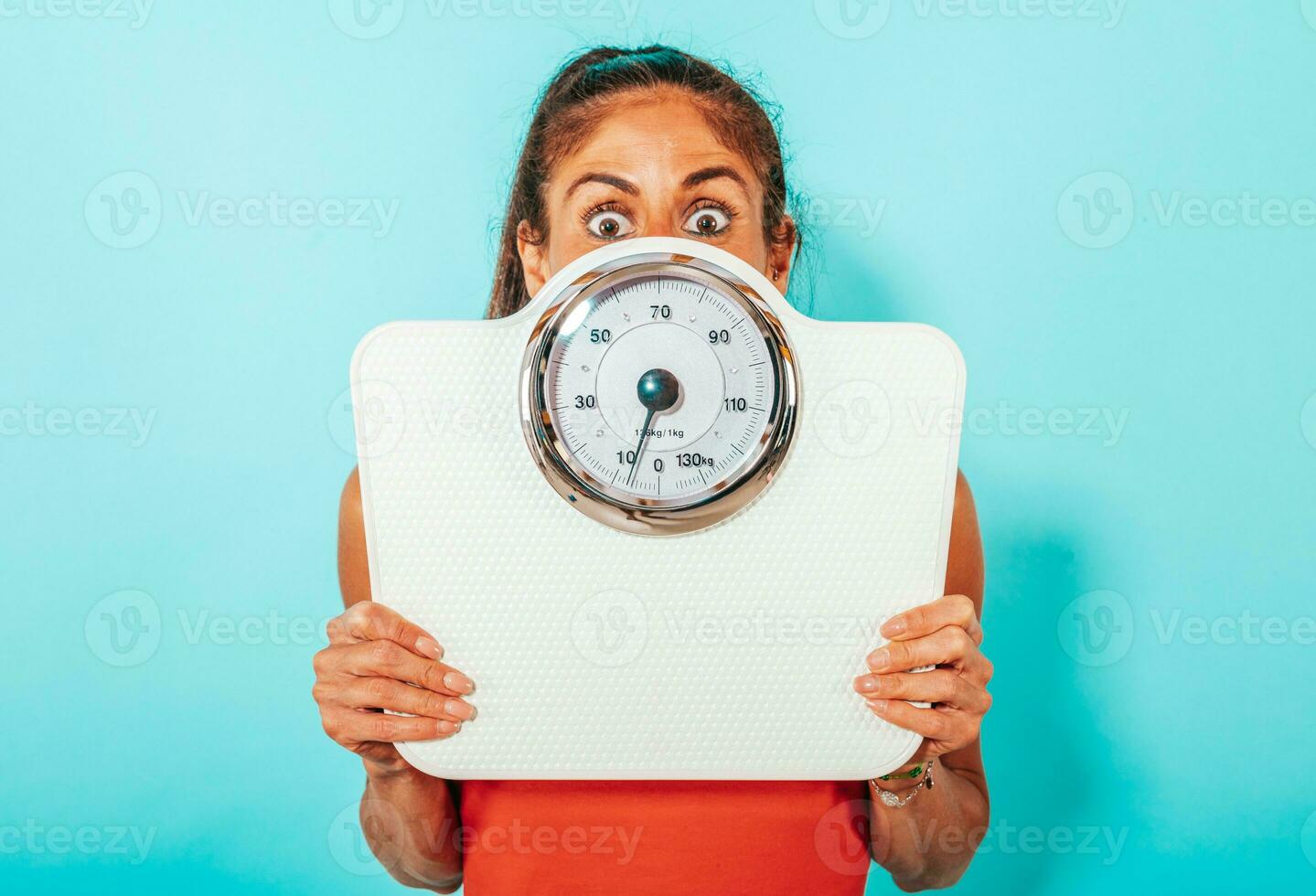 vrouw is bang van gewicht meting met schaal foto