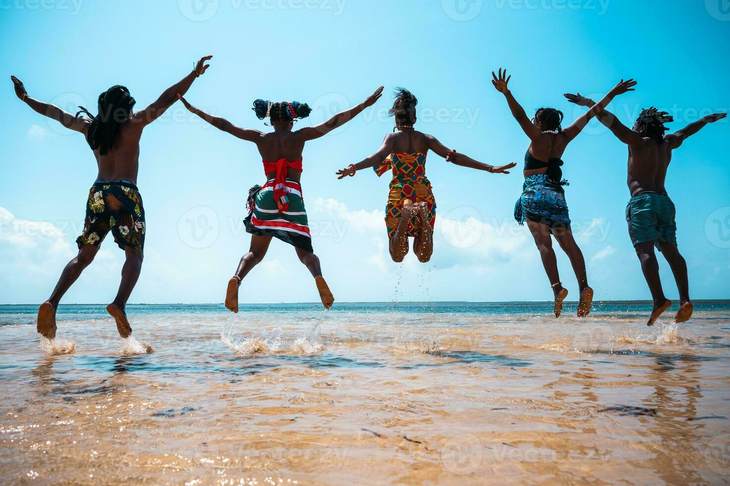 keniaans mensen springen Aan de strand met typisch lokaal kleren foto