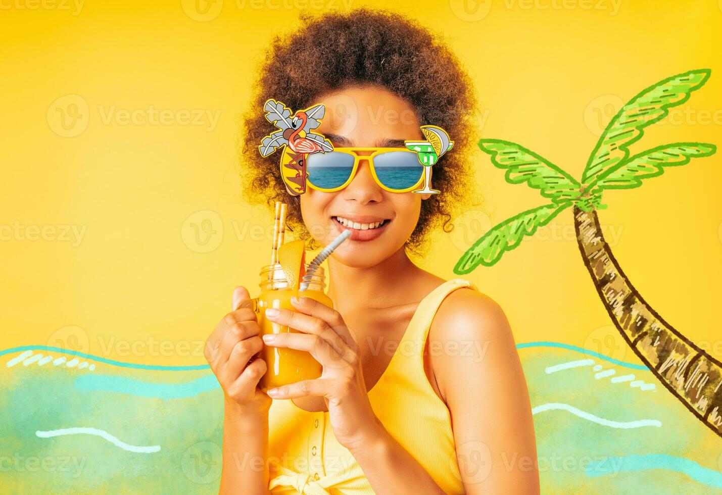 gelukkig vrouw is klaar naar de zomer met zwempak ,zonnebril en cocktail foto