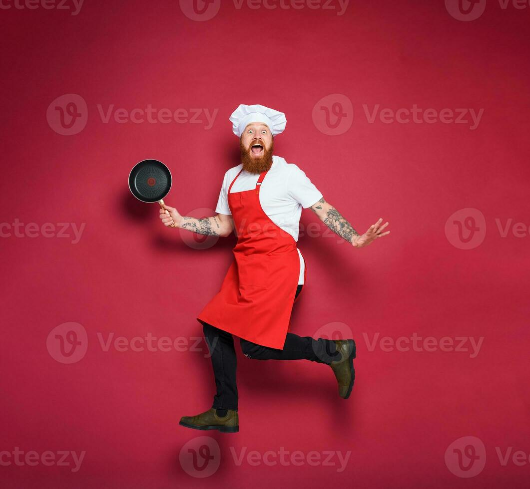 Mens chef is bang voor iets. bordeaux kleur achtergrond foto