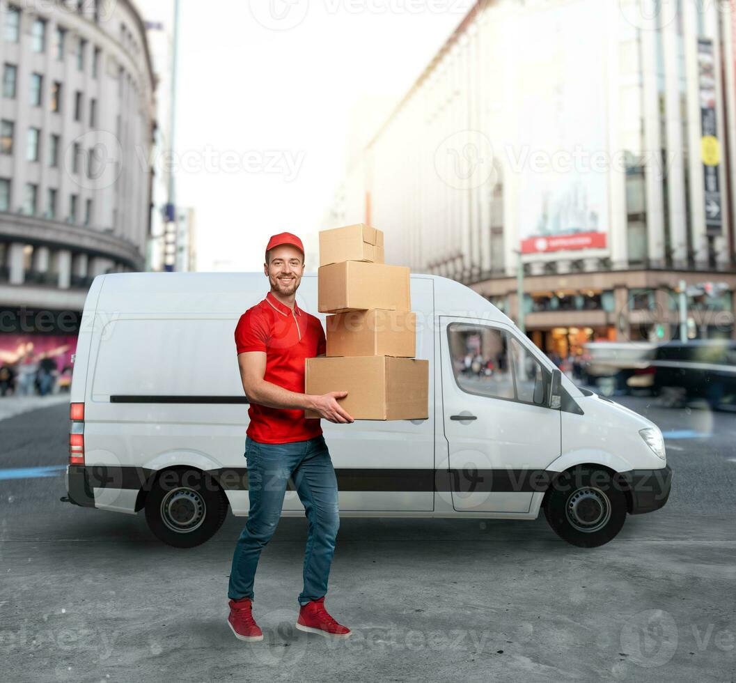 koerier klaar naar leveren pakketjes met vervoer vrachtwagen. foto