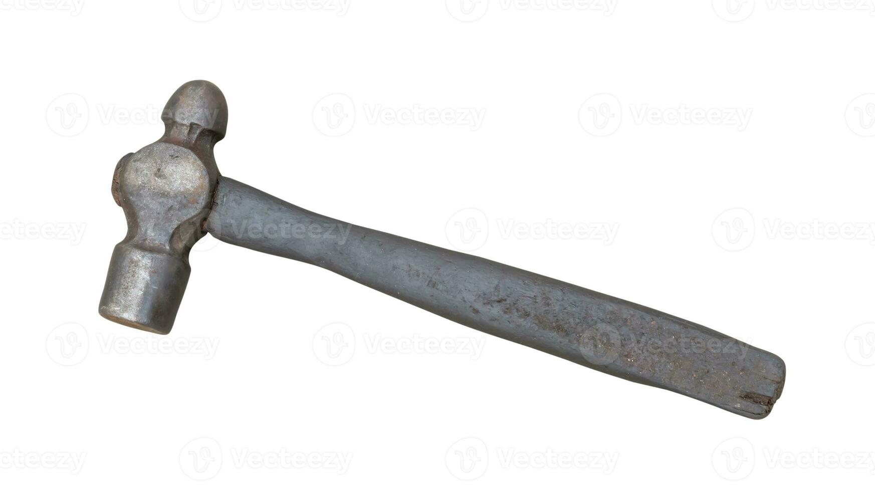 single vuil oud metaal of ijzer hamer met houten omgaan met geïsoleerd Aan wit achtergrond met knipsel pad. foto
