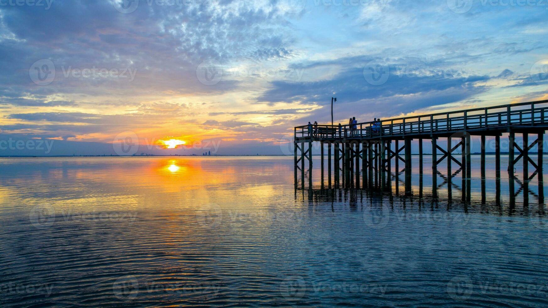 mooi zonsondergang over- mobiel baai Aan de Alabama golf kust foto