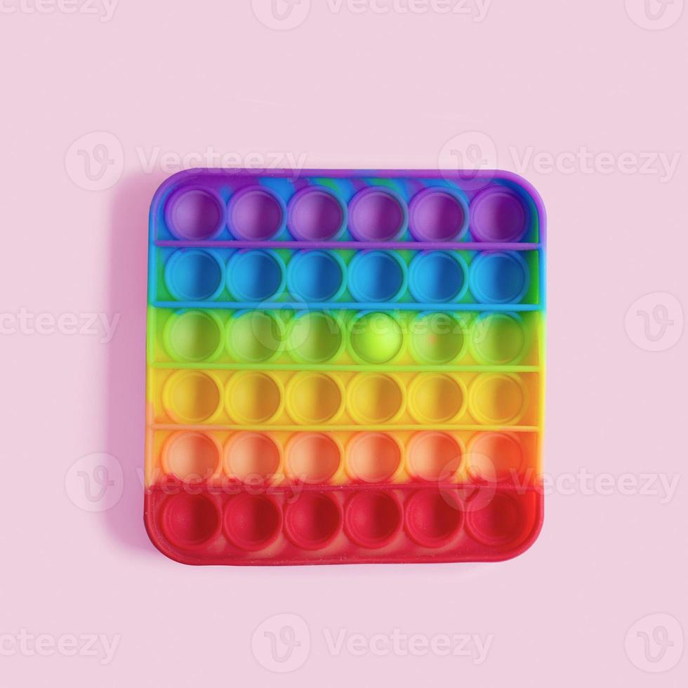 regenboog pop it fidget speelgoed, met een enkele cirkel gepoft. creatief minimaal concept van anders zijn, opvallen foto