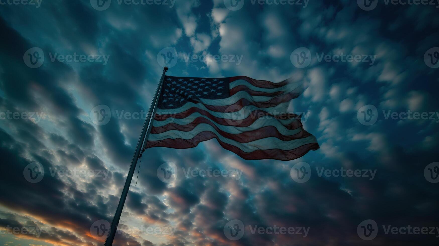 Verenigde Staten van Amerika onafhankelijkheid dag juli 4e, nationaal vlag, banier zwaaien, bewolkt lucht achtergrond. ai gegenereerd. foto