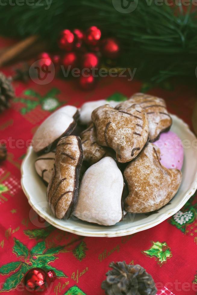 peperkoekkoekjes op tafel, met feestelijke kerstversiering foto