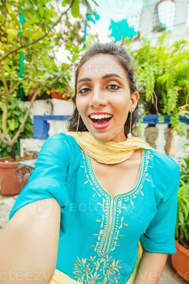 amateur stijl selfie fotograaf van een vrolijk Indisch vrouw foto