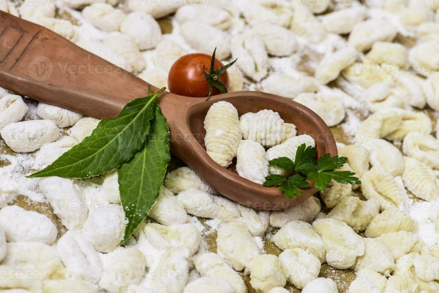 eigengemaakt gnocchi, bereid Aan de tafel met ingrediënten. foto