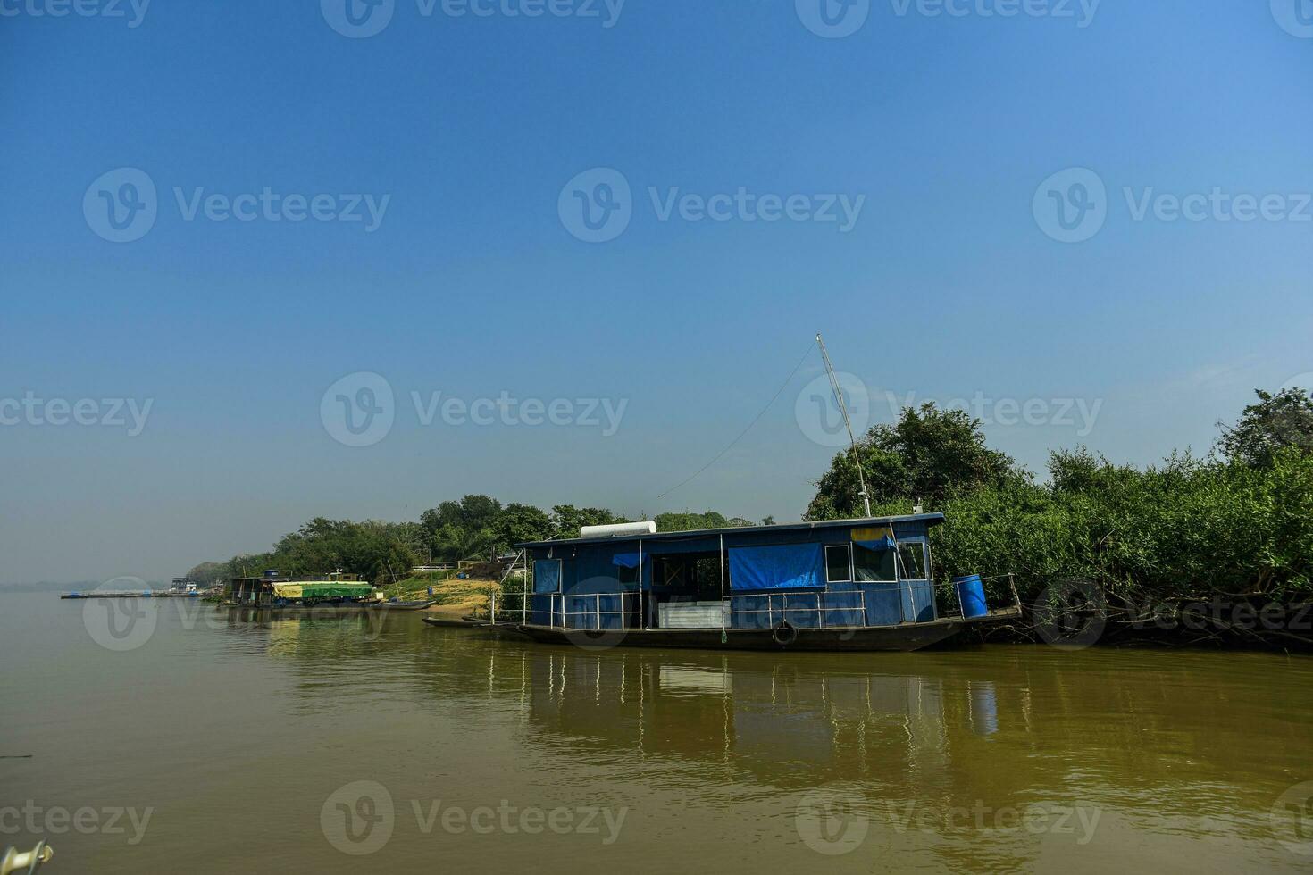 rivier- landschap, huis boot en oerwoud, pantanal, Brazilië foto