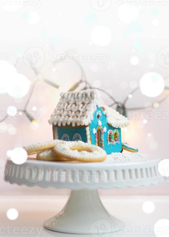 blauwe zelfgemaakte peperkoek huis cookie op witte achtergrond met kopie ruimte foto