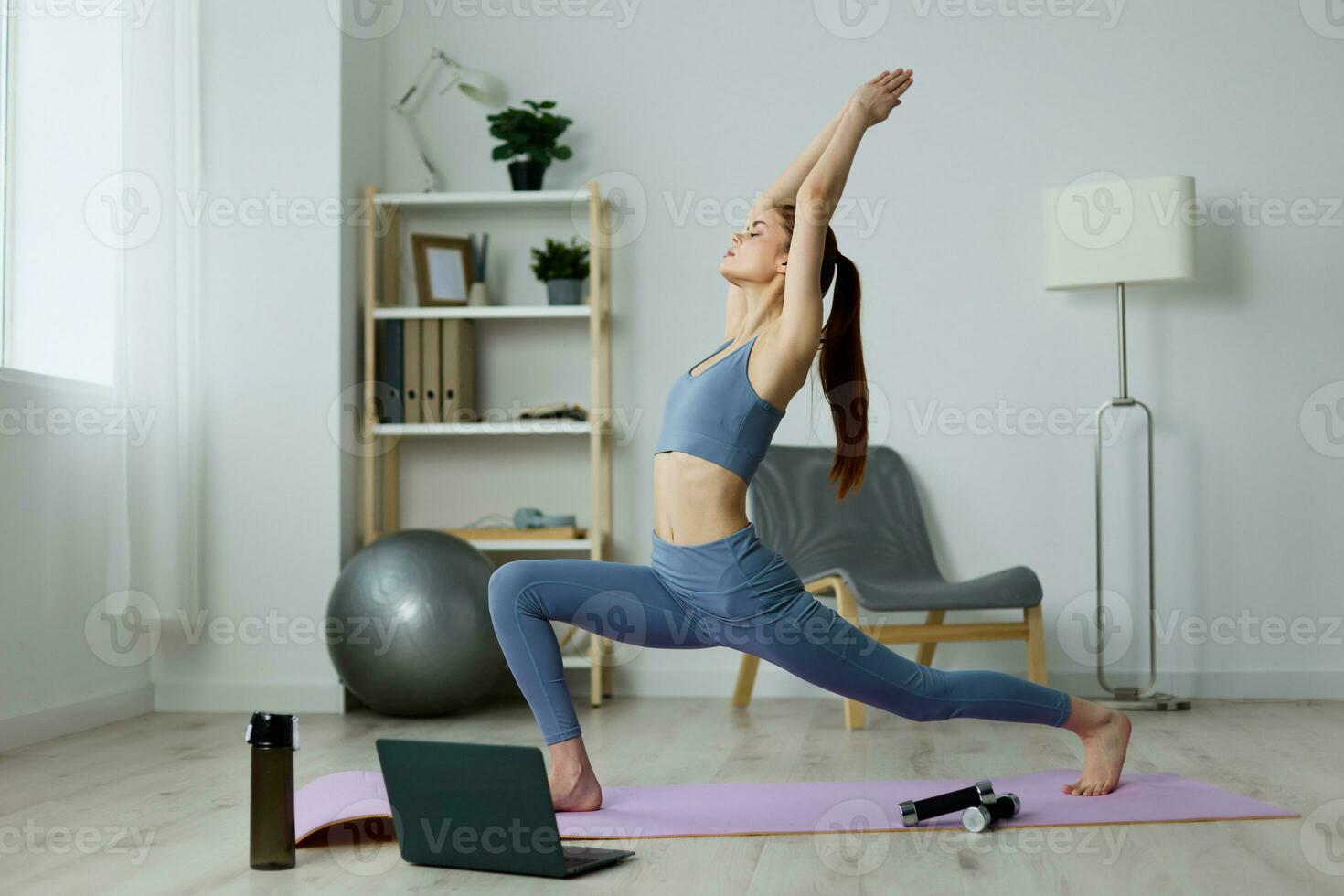 lotus vrouw levensstijl laptop Gezondheid huis video mat yoga oefening opleiding foto