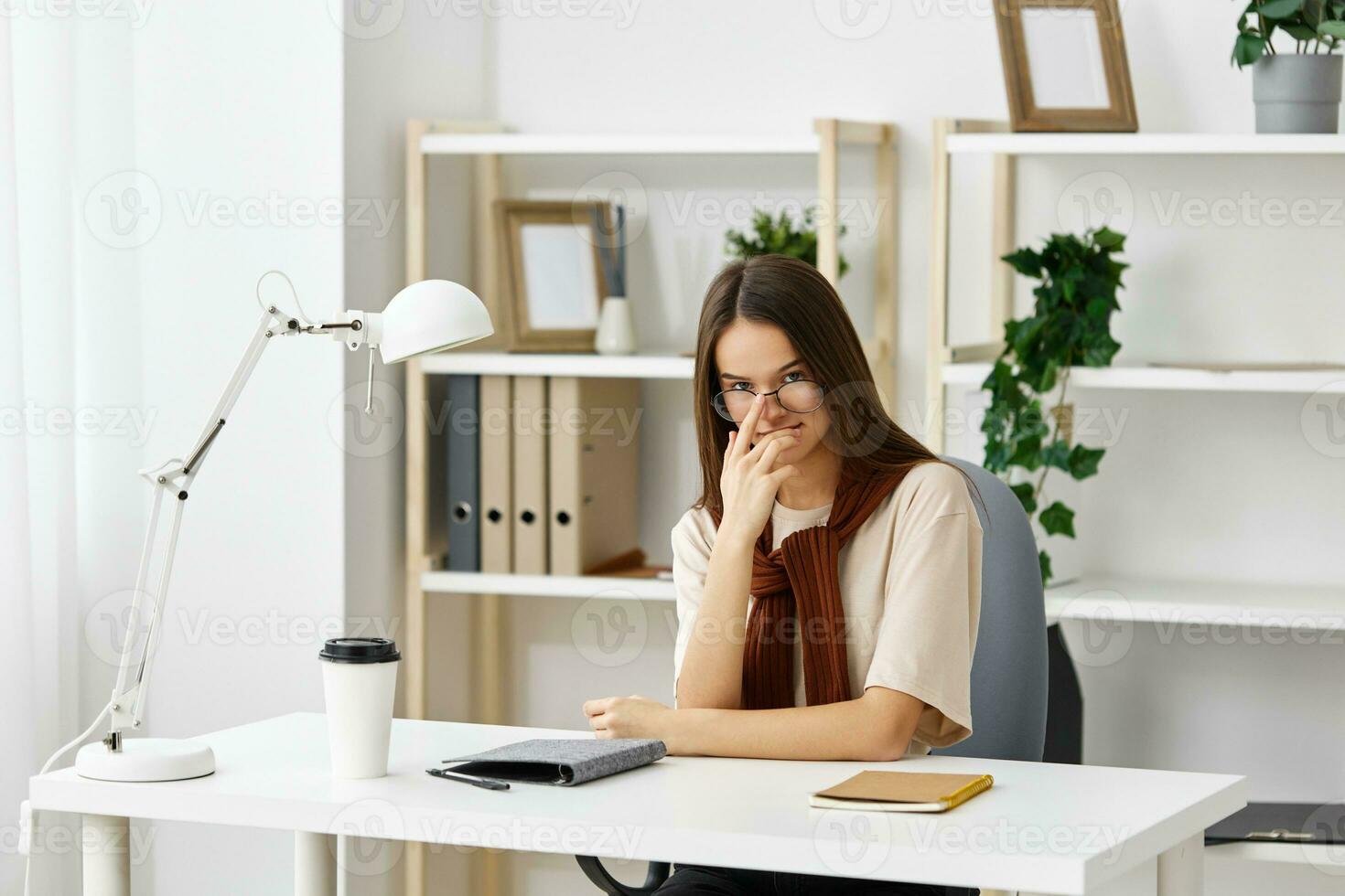 voorbereiding leerling notitieboekje schoolmeisje meisje tafel onderwijs tentamen bureau tiener foto