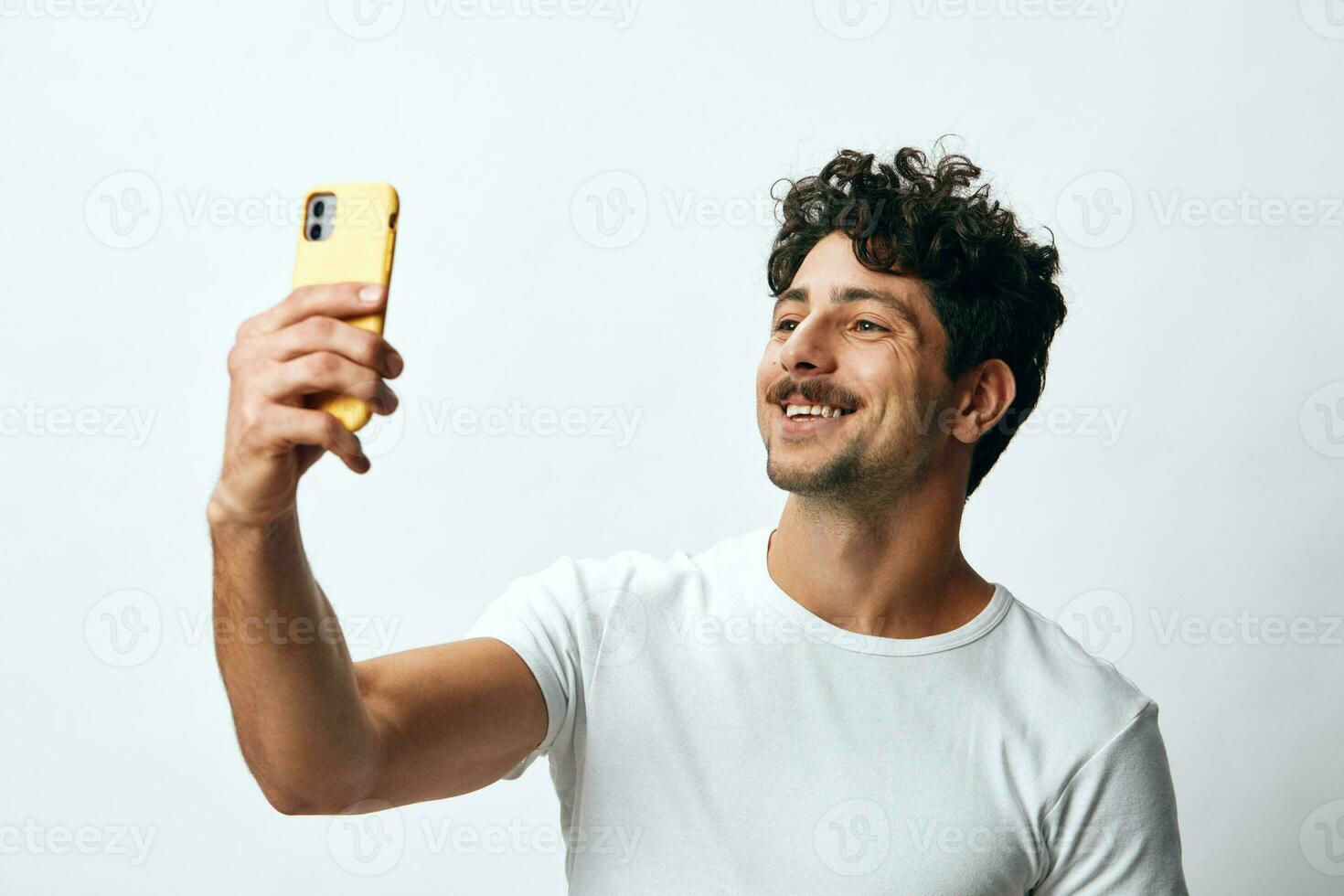 Mens op zoek levensstijl online hipster wit bericht t-shirt portret technologie telefoon foto