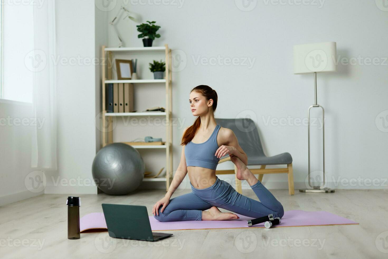 vrouw Gezondheid yoga video lotus laptop Sportschool huis levensstijl mat opleiding foto