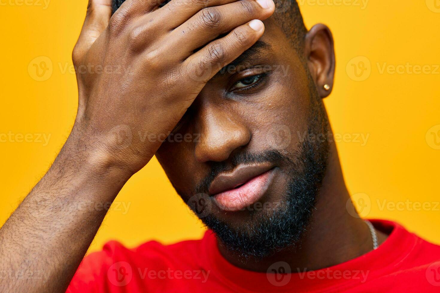 zwart Mens achtergrond Amerikaans Afrikaanse knap vent portret oranje geïsoleerd Amerikaans rood mode foto