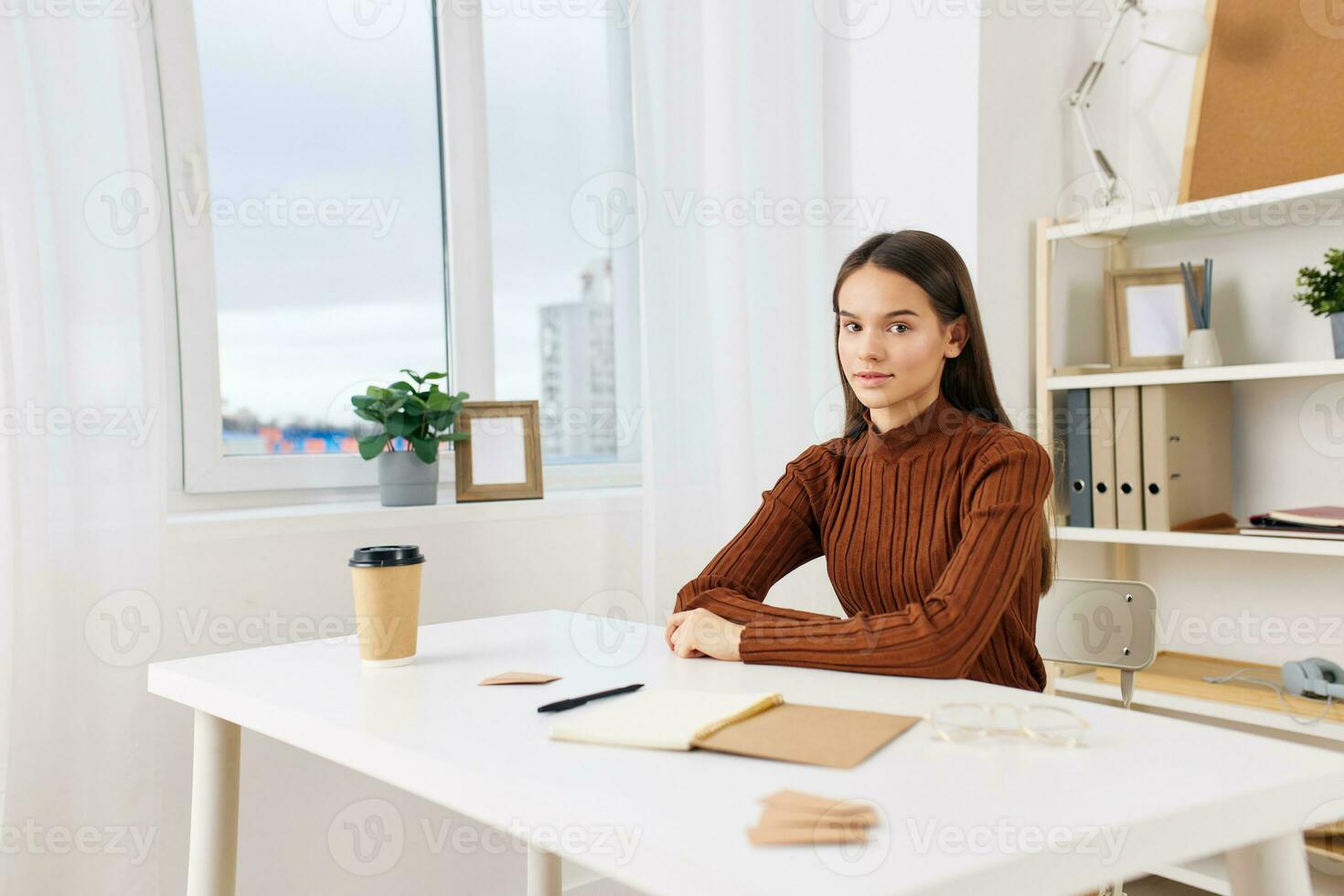 tentamen leerling bureau tafel schoolmeisje voorbereiding tiener onderwijs notitieboekje meisje foto