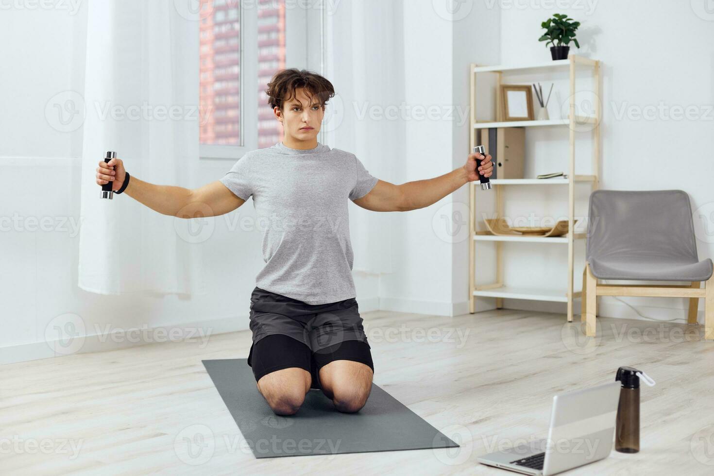 Mens Gezondheid sport binnen- werkzaamheid fysiek oefening halters levensstijl opleiding grijs huis foto