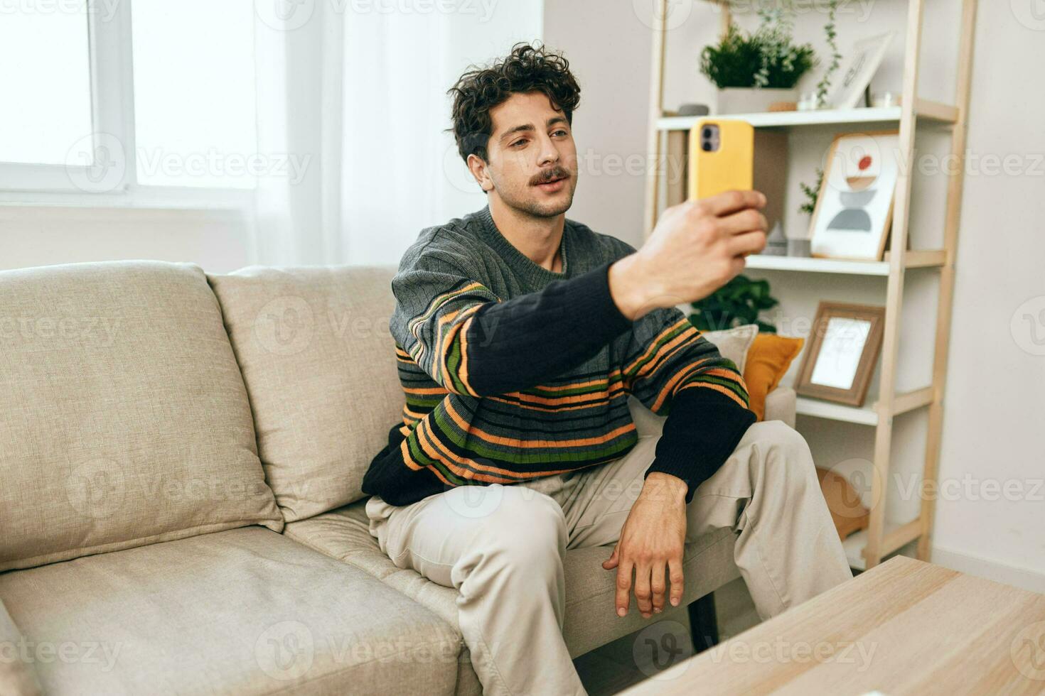 Mens persoon levensstijl selfie sofa technologie telefoon bericht communicatie huis typen foto