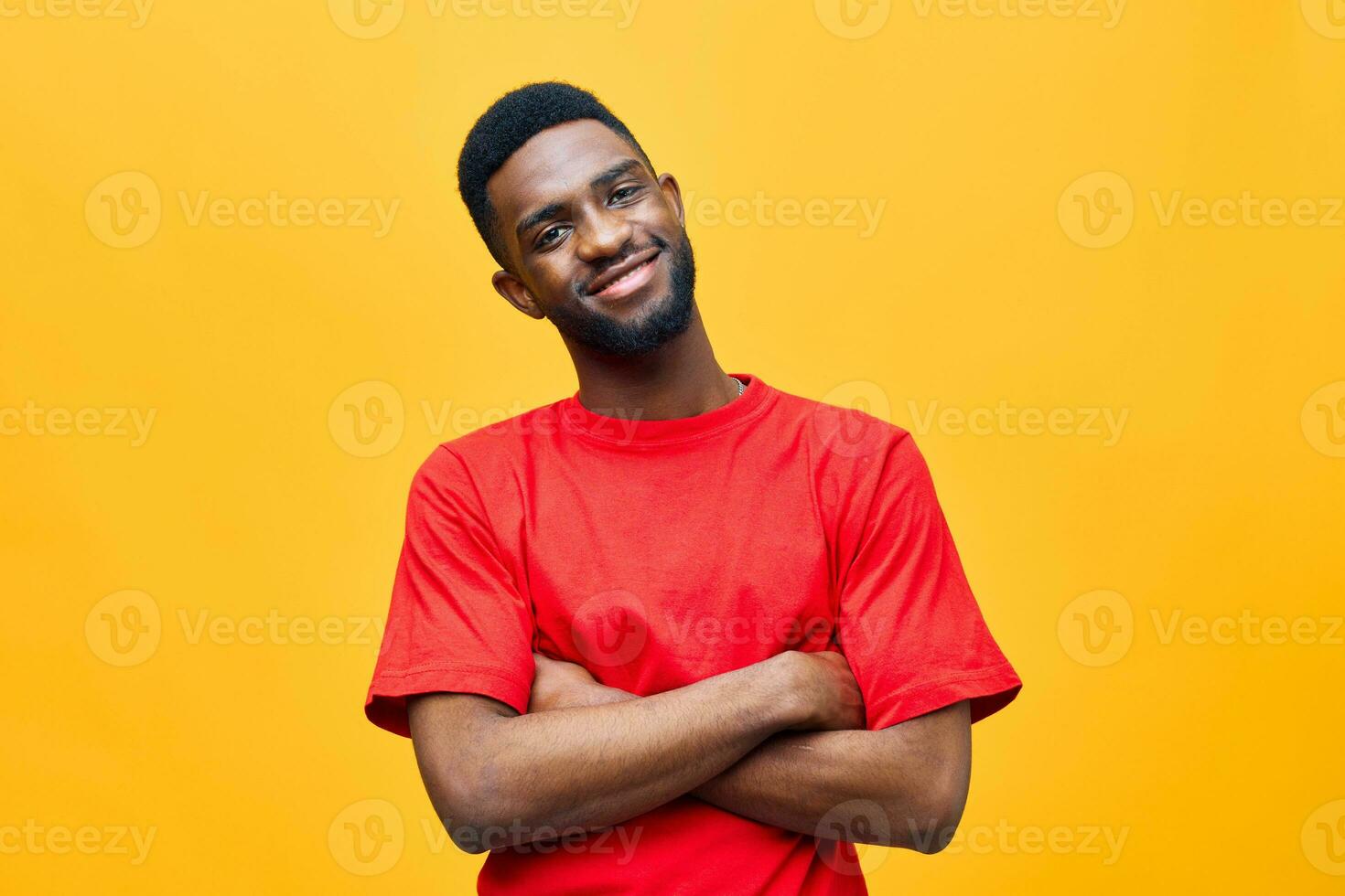 Mens vent zwart hoofd portret rood oranje Afrikaanse afro Amerikaans mode achtergrond Amerikaans foto