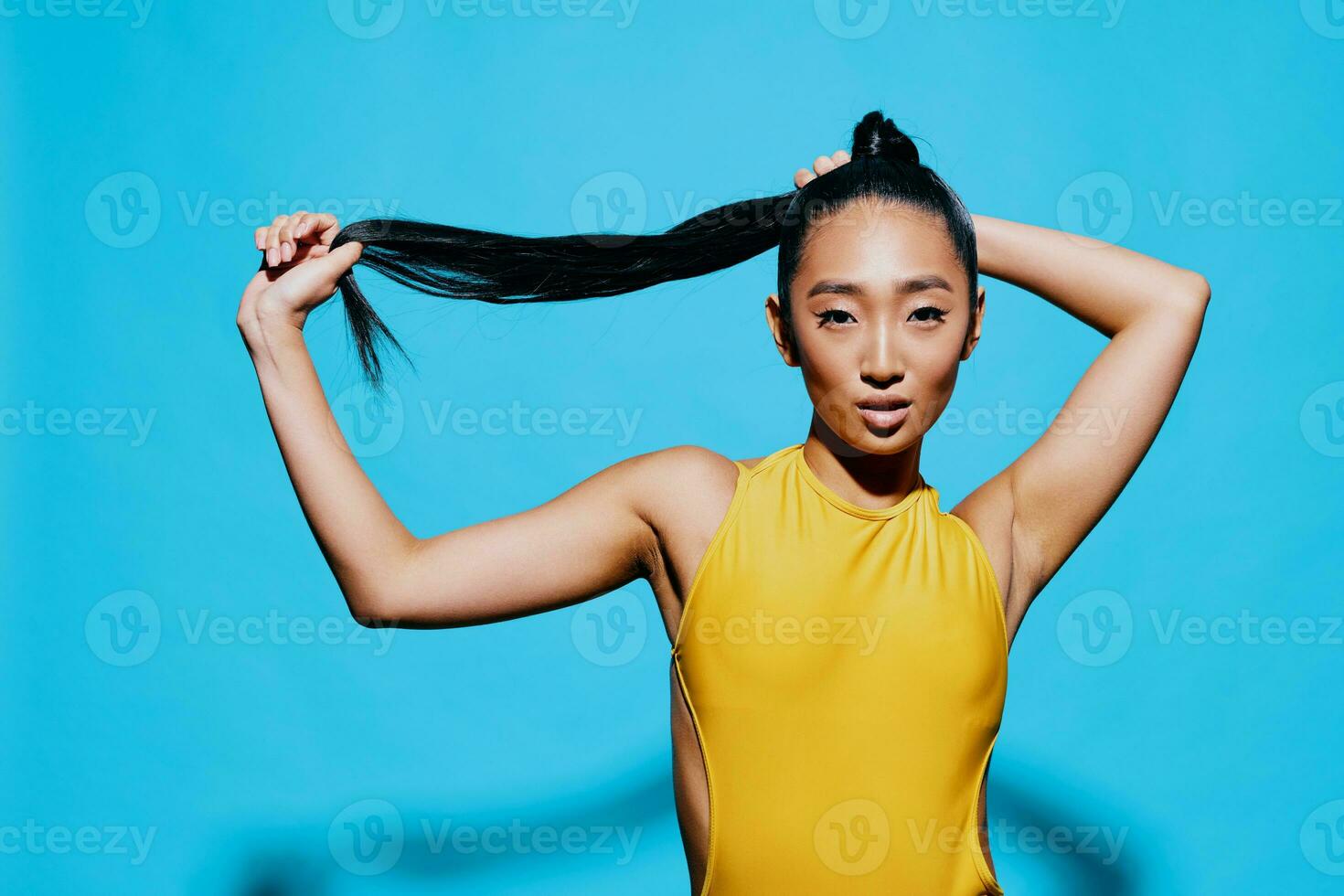 blauw vrouw schoonheid geel glimlach modieus zwart mode levensstijl model- portret verrast foto