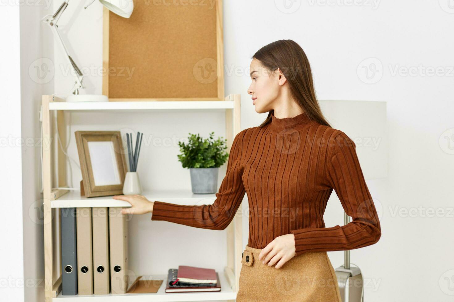 tentamen bureau meisje schoolmeisje tafel leerling onderwijs voorbereiding notitieboekje tiener foto