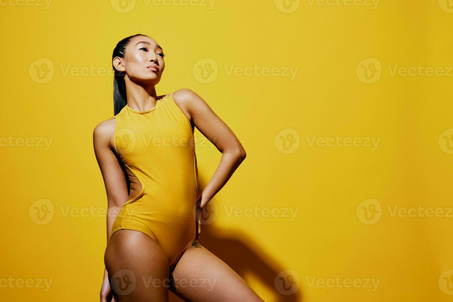 vrouw glimlach studio zomer persoon schoonheid zwempak mode zwart geel portret modieus verrast foto