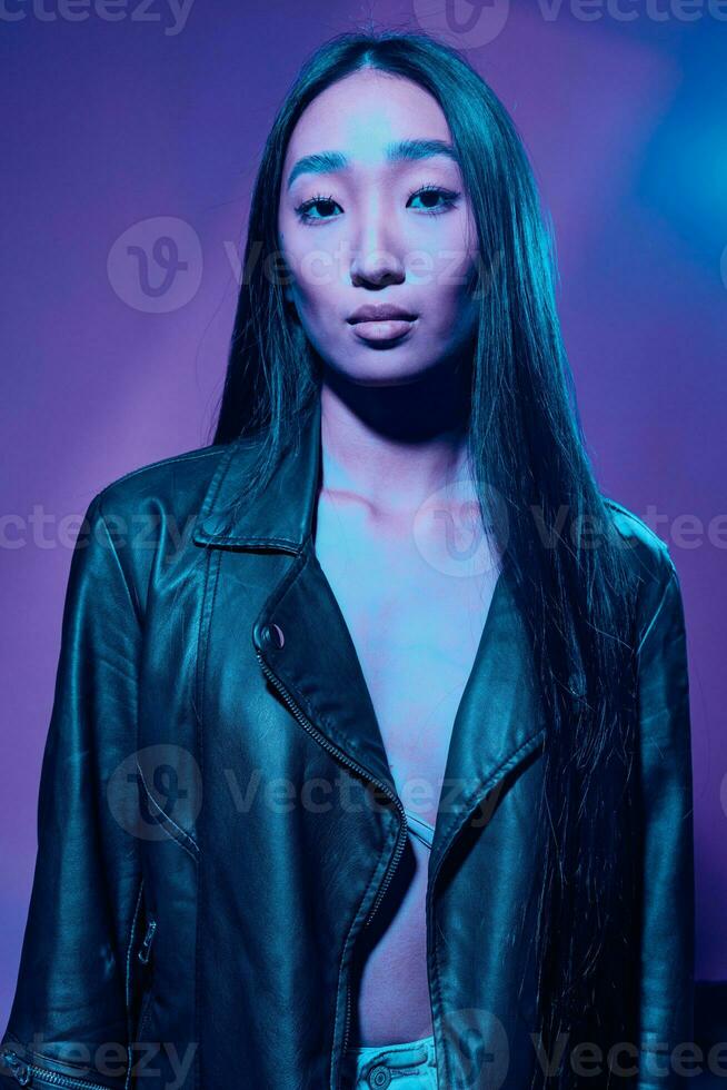 haar- vrouw kleurrijk kunst blauw mode portret concept achtergrond modieus neon licht wazig Purper foto