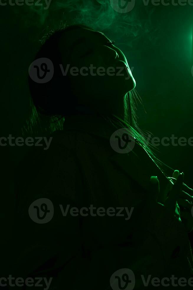 neon vrouw portret groen rook modieus concept kleurrijk foto