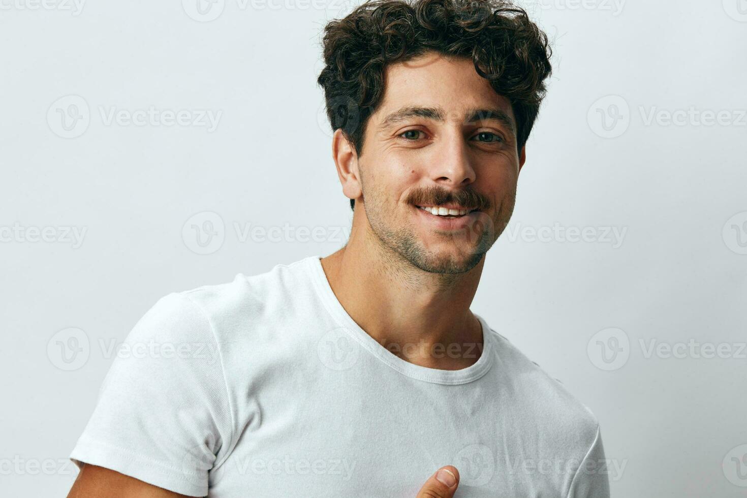 Mens knap glimlach gezicht geïsoleerd mode portret t-shirt wit geluk hipster achtergrond levensstijl foto