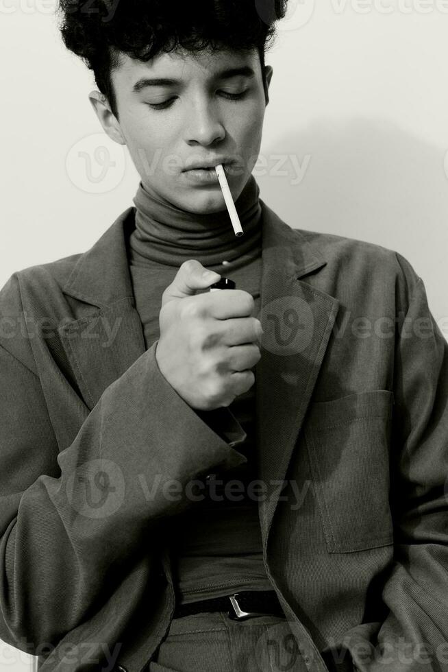 Mens en sigaret wit roken portret zwart mode foto