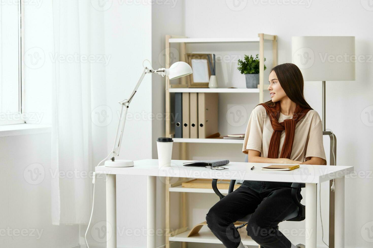 tentamen onderwijs voorbereiding notitieboekje tiener meisje leerling tafel schoolmeisje bureau foto