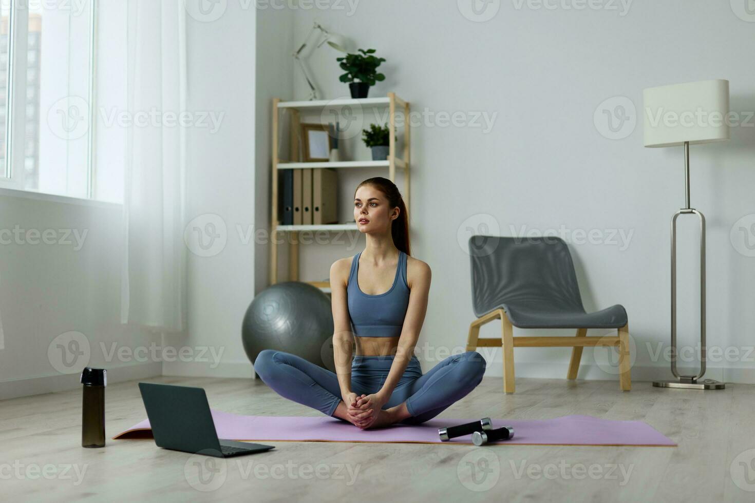 levensstijl vrouw Gezondheid yoga huis video mat lichaam laptop lotus opleiding foto