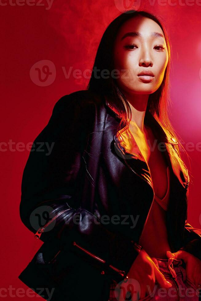 achtergrond vrouw concept modieus portret rood neon kleurrijk foto