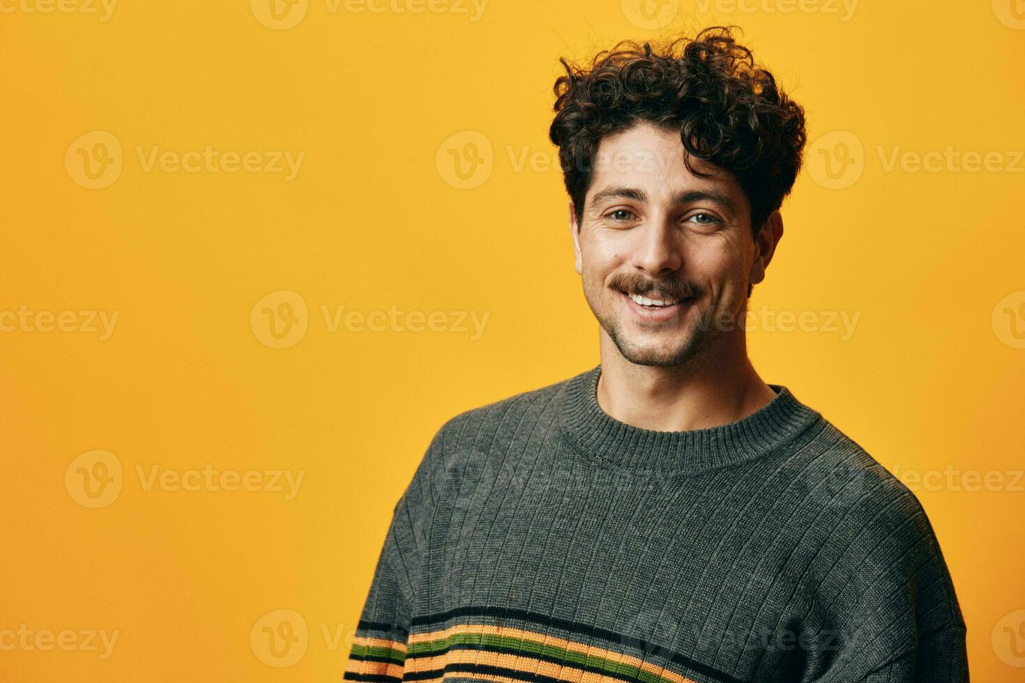 Mens trui achtergrond modieus portret oranje mode foto