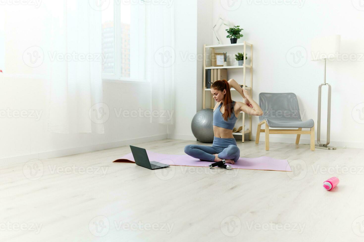 vrouw opleiding huis binnen- yoga laptop mat Gezondheid lotus levensstijl video foto