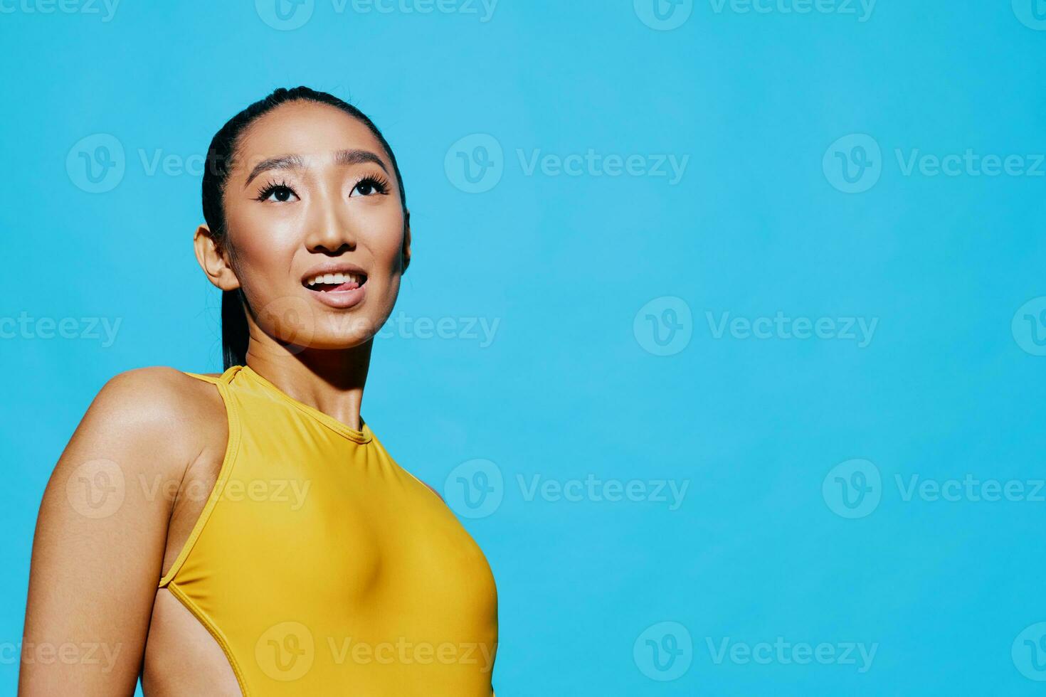 vrouw modieus verrast achtergrond blauw persoon glimlach levensstijl schoonheid portret mode geel foto